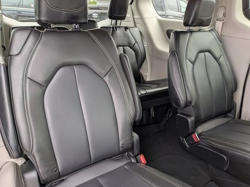 Used 2023 Chrysler Pacifica Touring-L FWD image 16