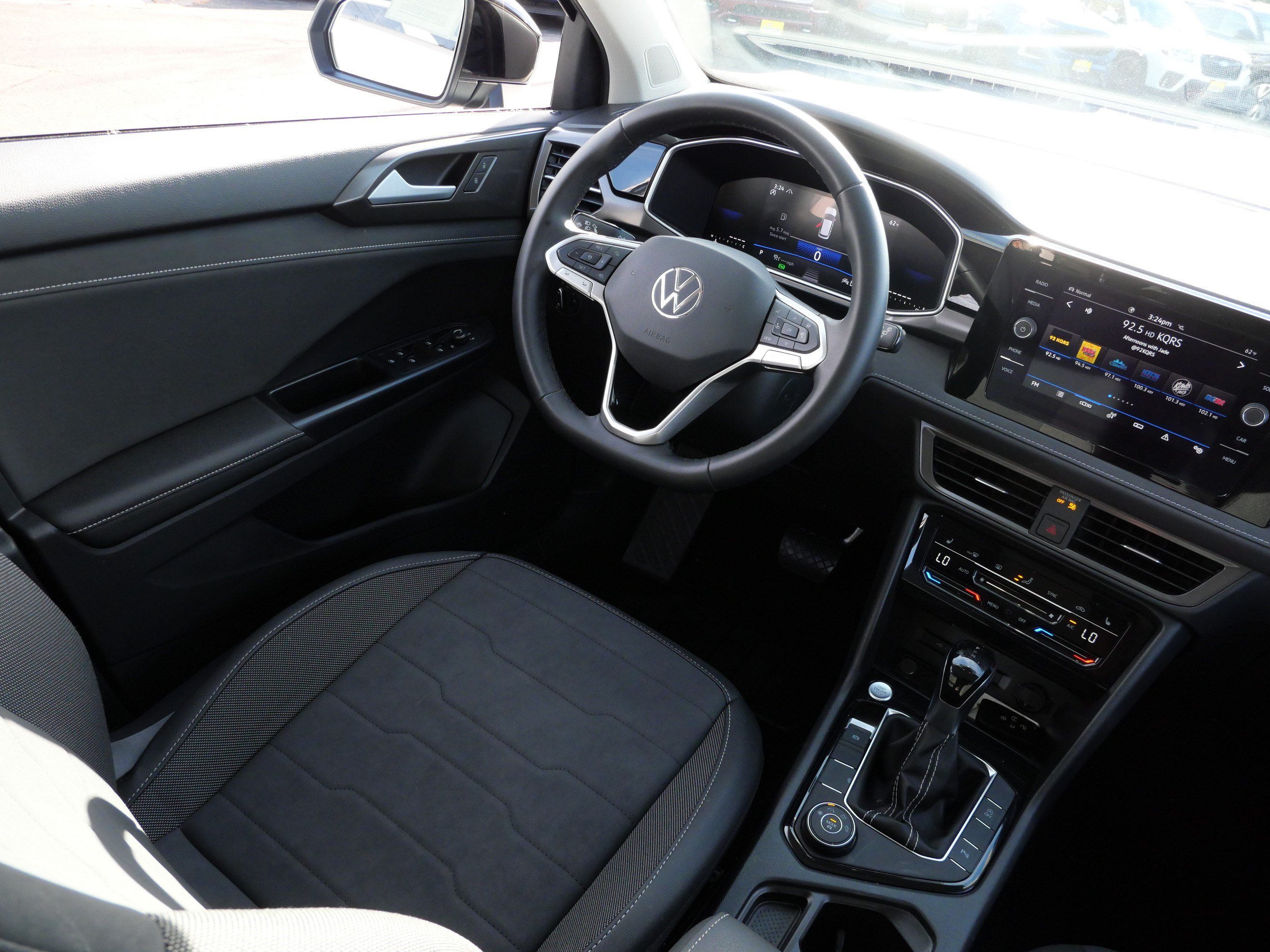 Certified 2025 Volkswagen Taos SE AWD/4WD image 9