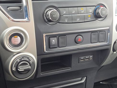 Used 2019 Nissan Titan SV image 23