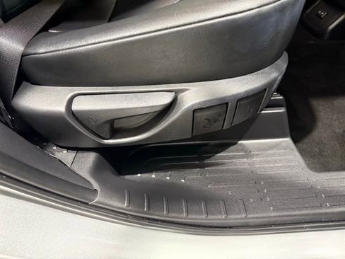 Used 2025 Toyota Highlander Platinum image 25