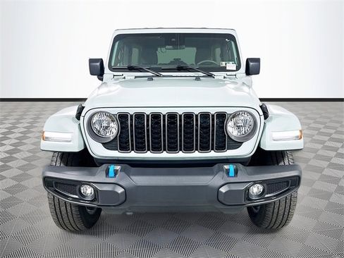 Used 2024 Jeep Wrangler Unlimited image 2