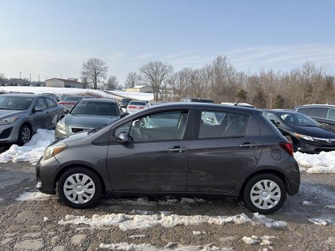 Used 2017 Toyota Yaris L w/ Carpet Mat Package FWD image 3