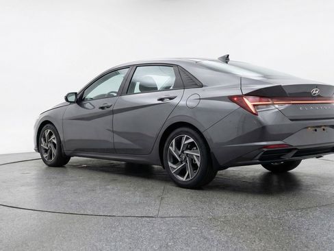 Used 2025 Hyundai Elantra SEL image 6