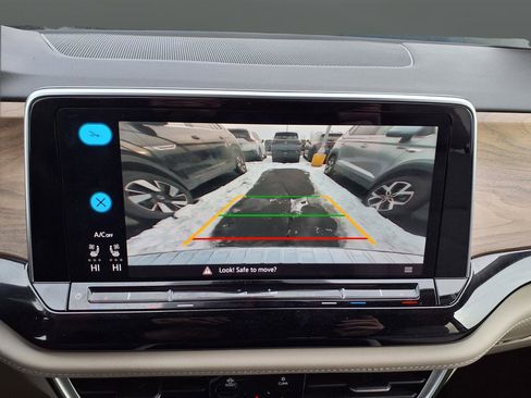 Used 2024 Volkswagen Atlas SE image 31