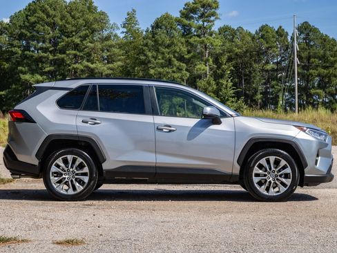 Used 2020 Toyota RAV4 XLE Premium FWD image 4
