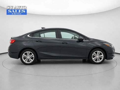 Used 2018 Chevrolet Cruze LT w/ Convenience Package FWD image 8