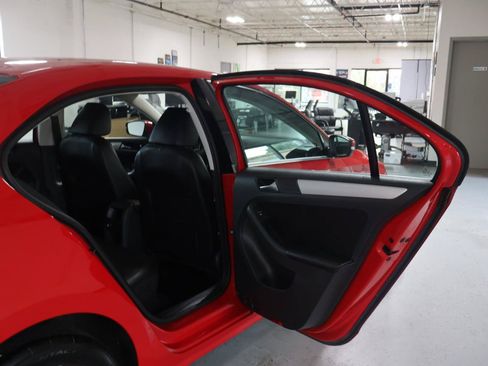 Used 2013 Volkswagen Jetta SE FWD image 23