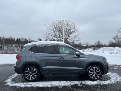 Used 2024 Volkswagen Taos SE image 3