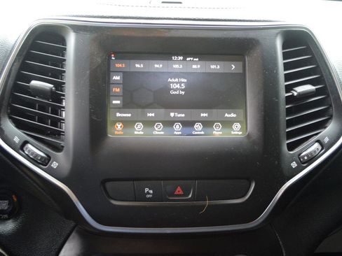Used 2019 Jeep Cherokee Latitude Plus AWD/4WD image 23