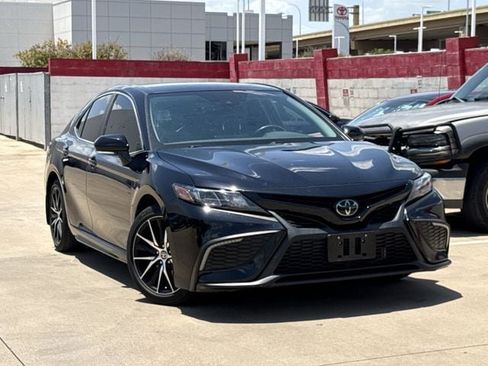 Used 2022 Toyota Camry SE FWD image 2