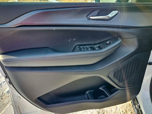 New 2025 Jeep Grand Cherokee Altitude image 10