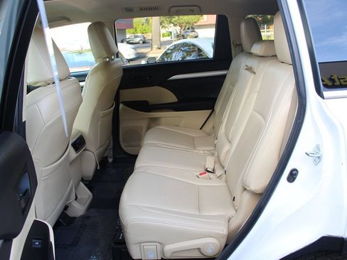 Used 2015 Toyota Highlander Plus AWD/4WD image 25