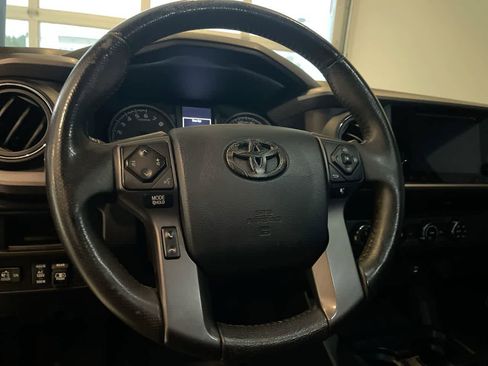 Used 2017 Toyota Tacoma TRD Sport w/ Tow Package AWD/4WD image 14