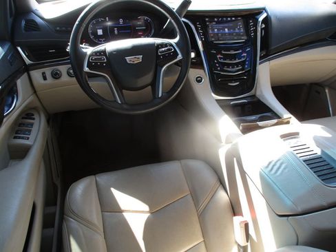 Used 2018 Cadillac Escalade ESV Luxury image 11