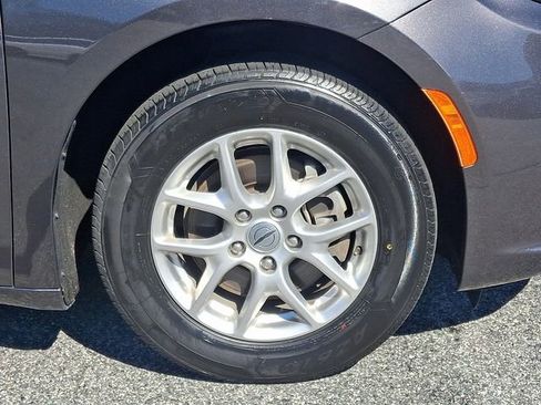 Used 2023 Chrysler Pacifica Touring-L FWD image 8