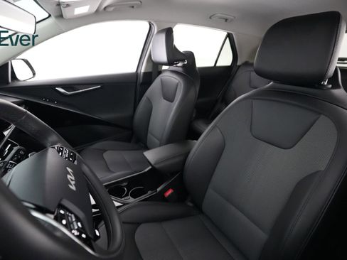 Used 2025 Kia Niro Wind w/ Wind Preserve Package FWD image 4