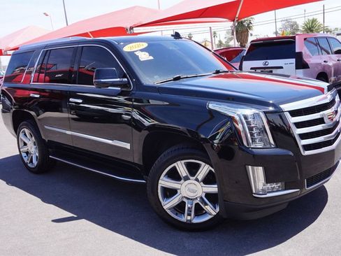 Used 2020 Cadillac Escalade Luxury RWD image 2