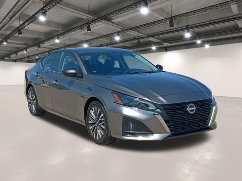 Used 2024 Nissan Altima 2.5 SV FWD image 2