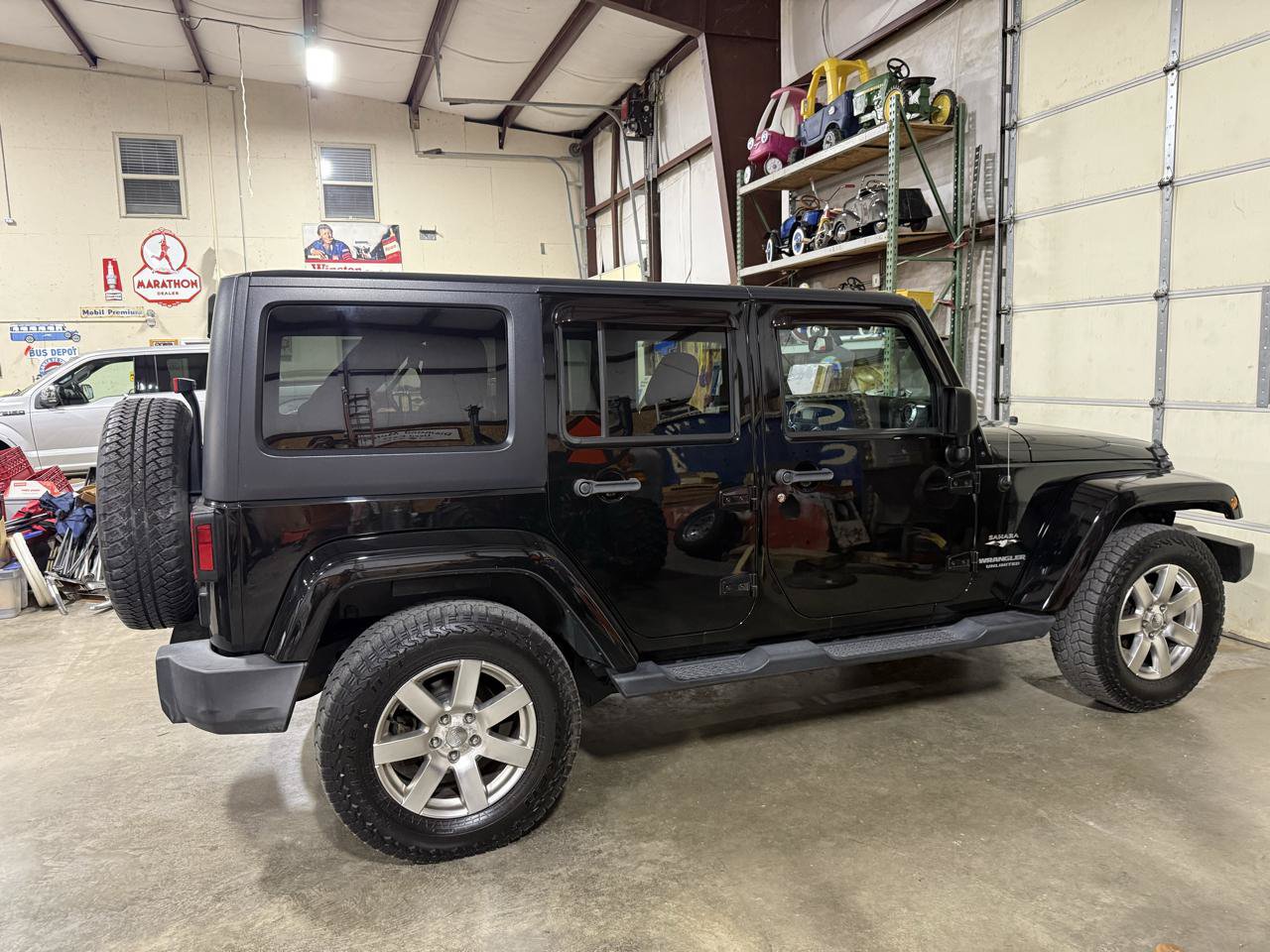 Used 2016 Jeep Wrangler Unlimited Sahara w/ Connectivity Group AWD/4WD image 6