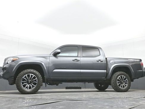 Used 2020 Toyota Tacoma TRD Sport w/ Blackout Package image 43