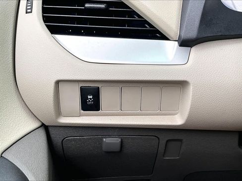 Used 2020 Toyota Sienna L image 33