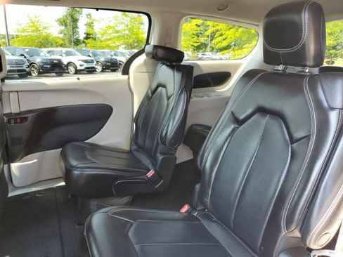Used 2023 Chrysler Pacifica Touring-L FWD image 31