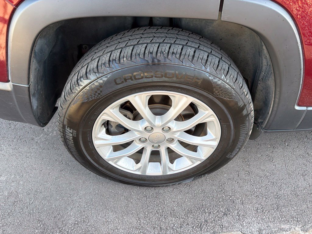 Used 2021 Jeep Cherokee Latitude AWD/4WD image 4
