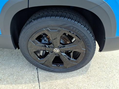 Certified 2025 Volkswagen Taos SE AWD/4WD image 23