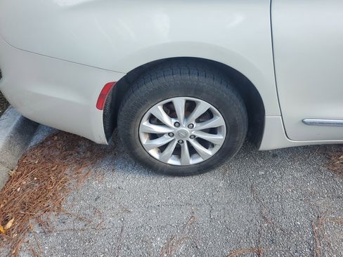 Used 2017 Chrysler Pacifica Touring-L image 5