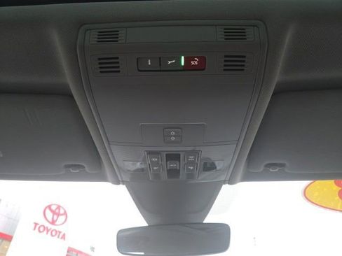 Certified 2023 Volkswagen Tiguan SE w/ Panoramic Sunroof Package image 24