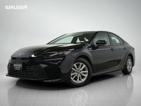 Used 2025 Toyota Camry LE image 1