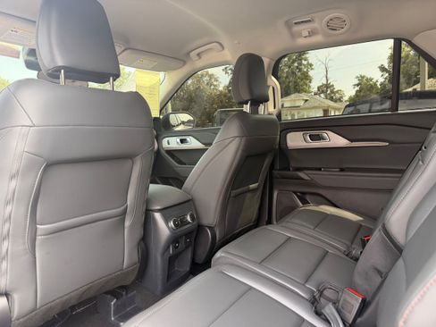 Used 2025 Ford Explorer Active w/ Active Comfort Package RWD image 19