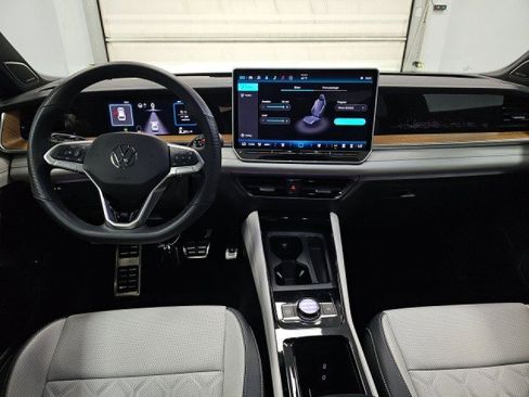 Used 2025 Volkswagen Tiguan SEL R-Line image 14