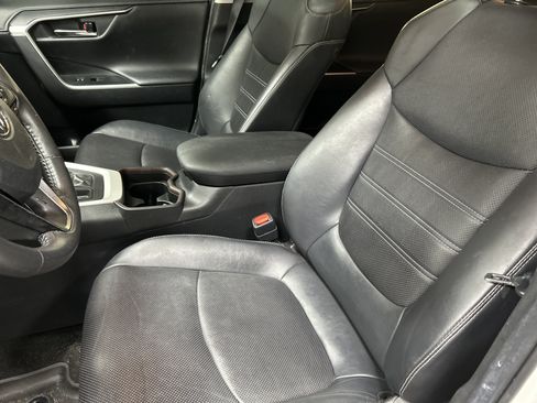 Used 2019 Toyota RAV4 Limited FWD image 13