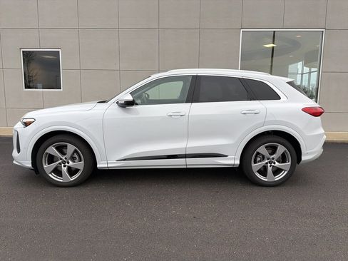 Certified 2025 Audi Q5 Prestige image 2