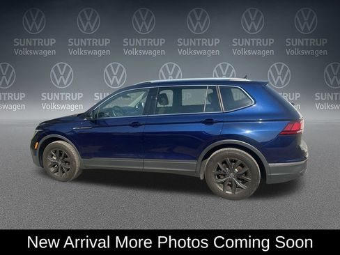 Used 2024 Volkswagen Tiguan SE w/ Panoramic Sunroof Package FWD image 3