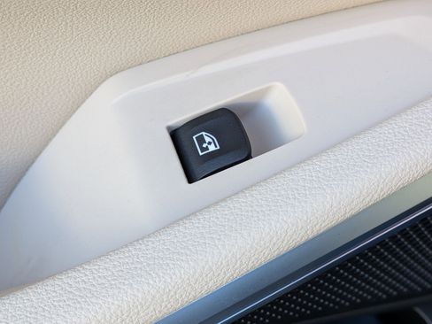 New 2026 BMW 330i xDrive Sedan w/ M Sport Package image 28