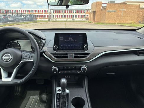 Used 2025 Nissan Altima 2.5 SV FWD image 14