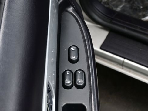 Used 2004 Ford Thunderbird image 10