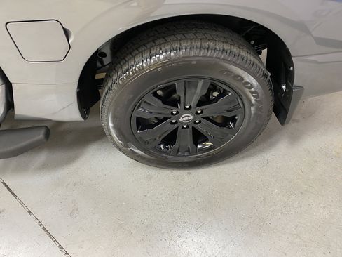 Used 2024 Nissan Titan SV w/ SV Convenience Package image 12