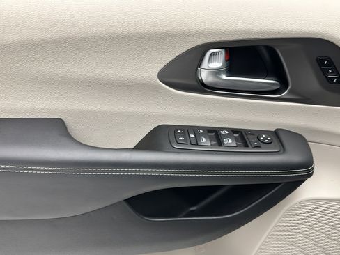 Used 2024 Chrysler Pacifica Touring-L FWD image 12