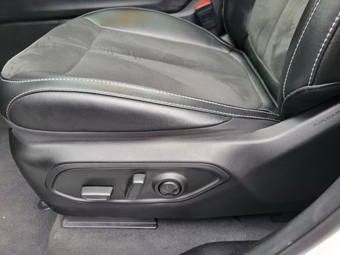 Used 2024 Jeep Grand Cherokee L Altitude RWD image 16