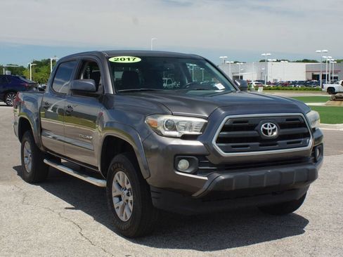 Used 2017 Toyota Tacoma SR5 w/ Tow Package RWD image 2