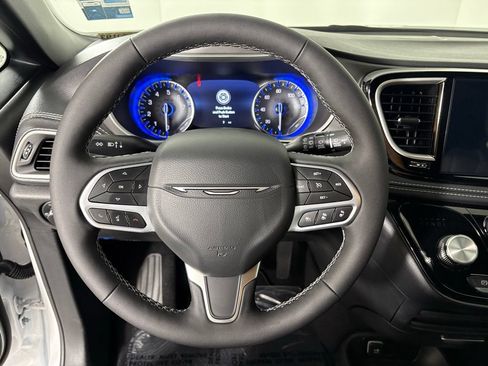 New 2027 Chrysler Pacifica Select FWD image 22