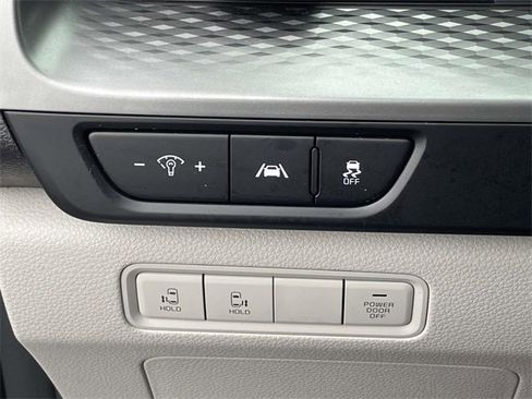 Used 2023 Kia Carnival LX image 18