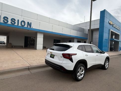 Used 2024 Chevrolet Trax LS w/ LS Convenience Package image 3