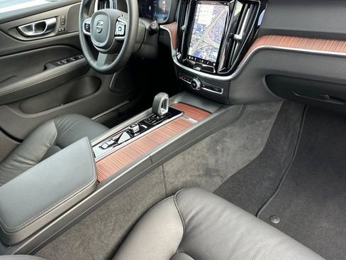 Used 2025 Volvo V60 B5 Cross Country Plus image 16