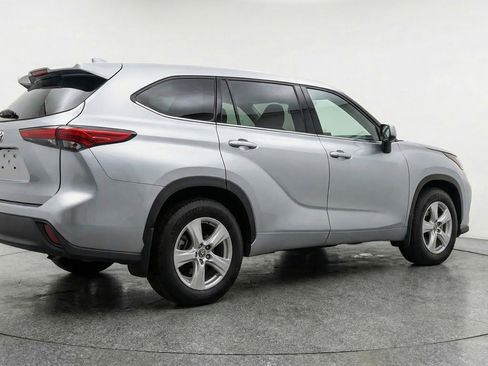 Used 2025 Toyota Highlander LE image 9