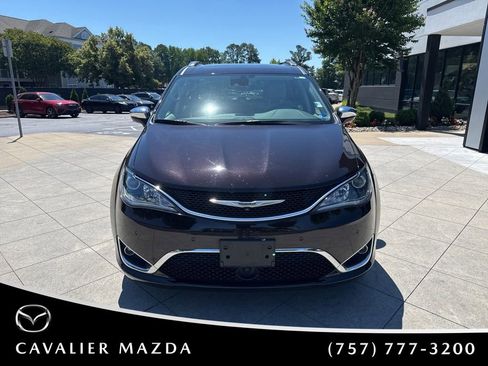 Used 2017 Chrysler Pacifica Limited w/ UConnect Theater Package FWD image 2