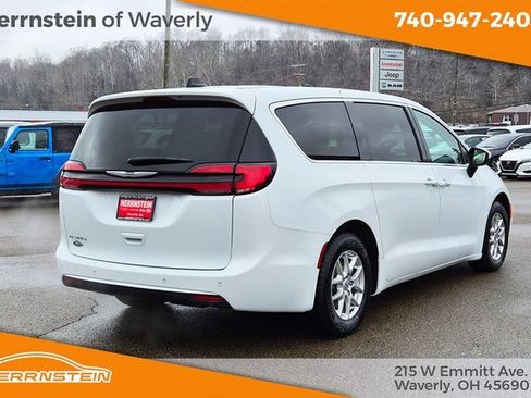 Used 2023 Chrysler Pacifica Touring-L image 33